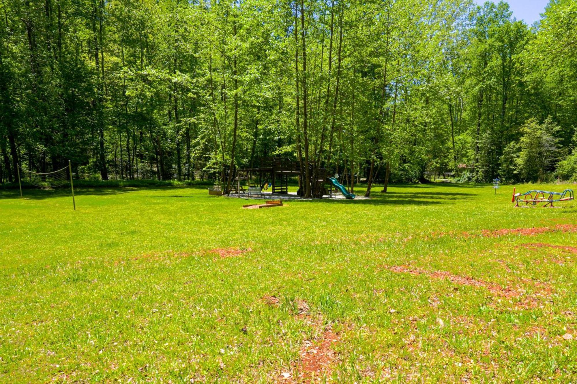 The Big Little Cabin - Hot Tub & Playground Далонега Экстерьер фото