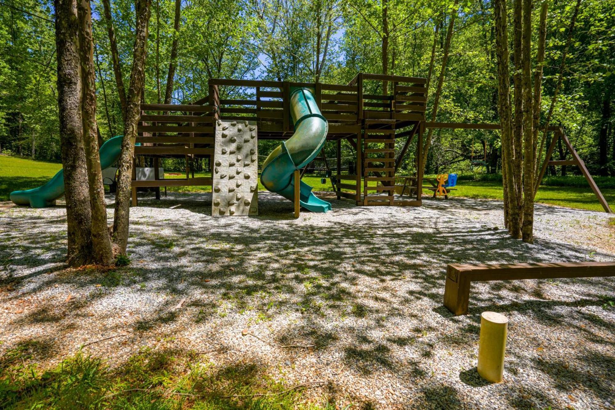 The Big Little Cabin - Hot Tub & Playground Далонега Экстерьер фото