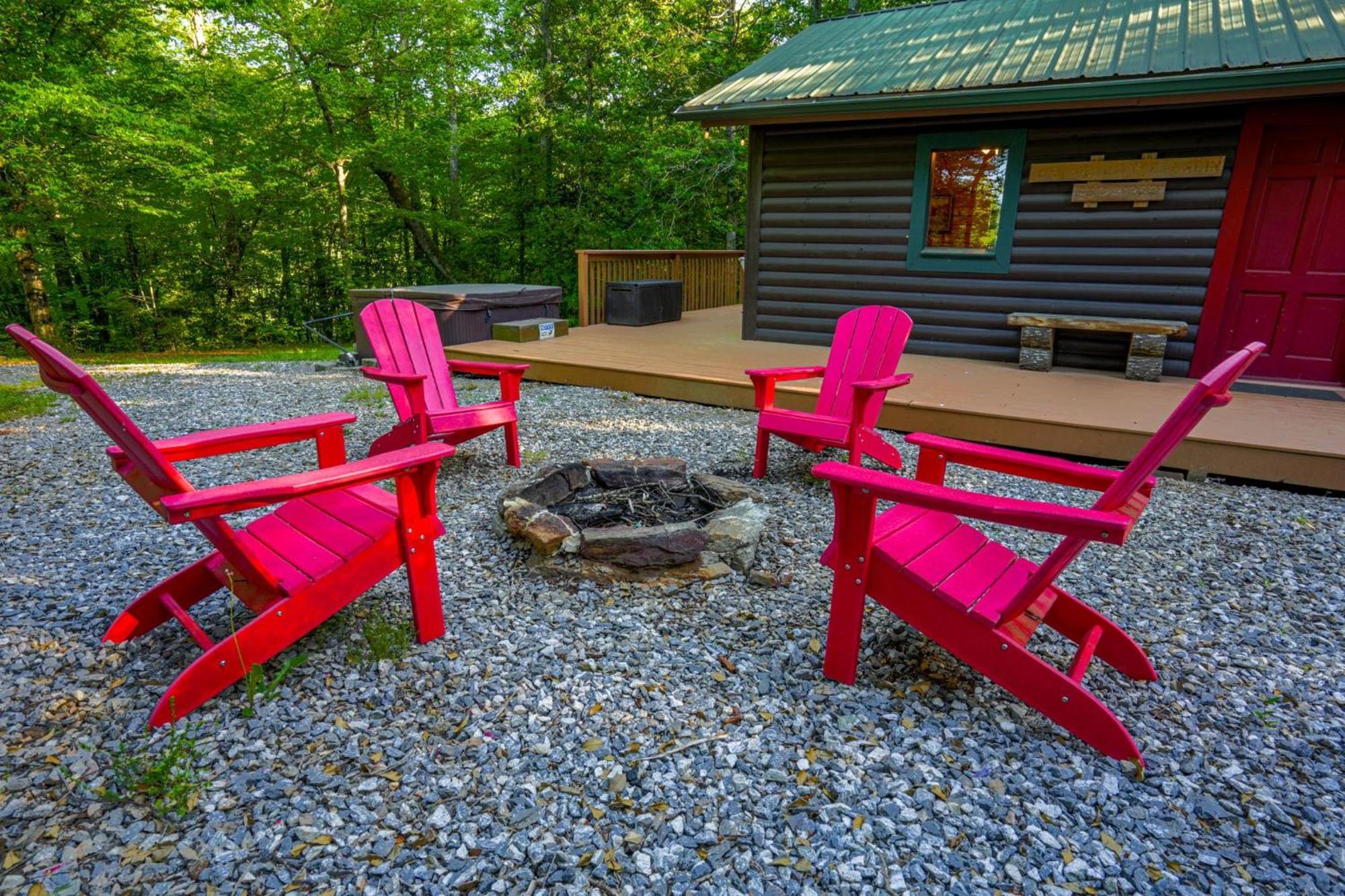 The Big Little Cabin - Hot Tub & Playground Далонега Экстерьер фото