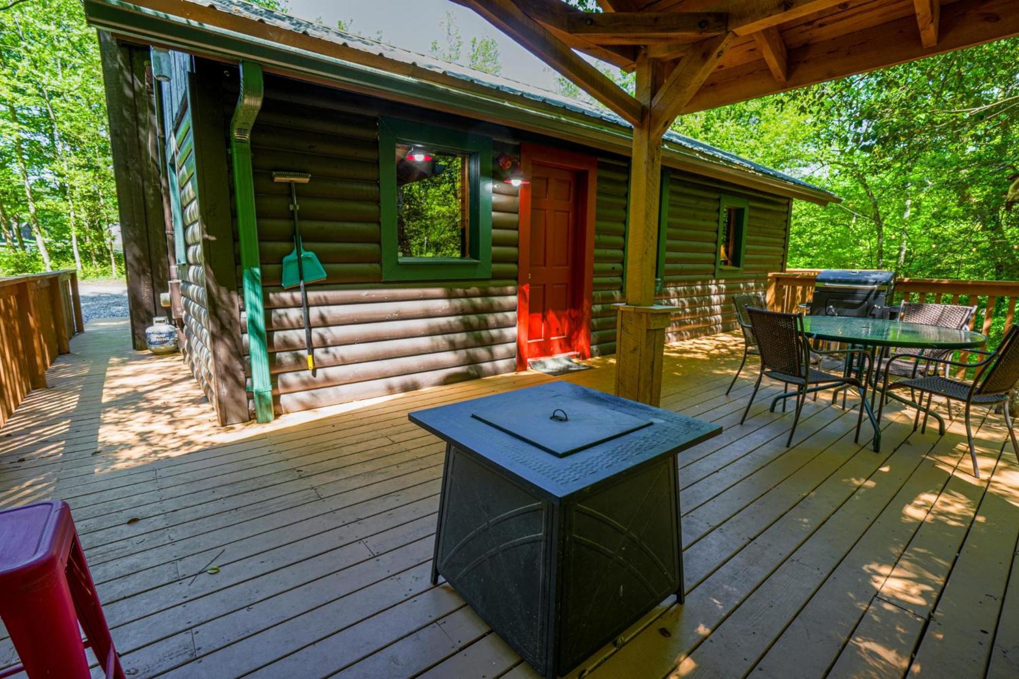 The Big Little Cabin - Hot Tub & Playground Далонега Экстерьер фото