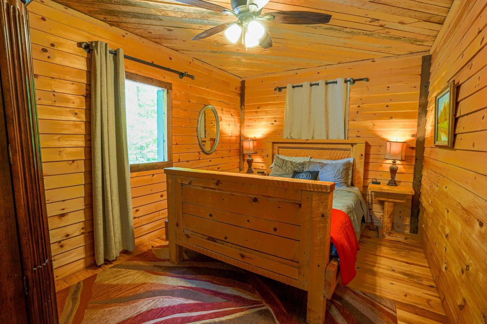 The Big Little Cabin - Hot Tub & Playground Далонега Экстерьер фото