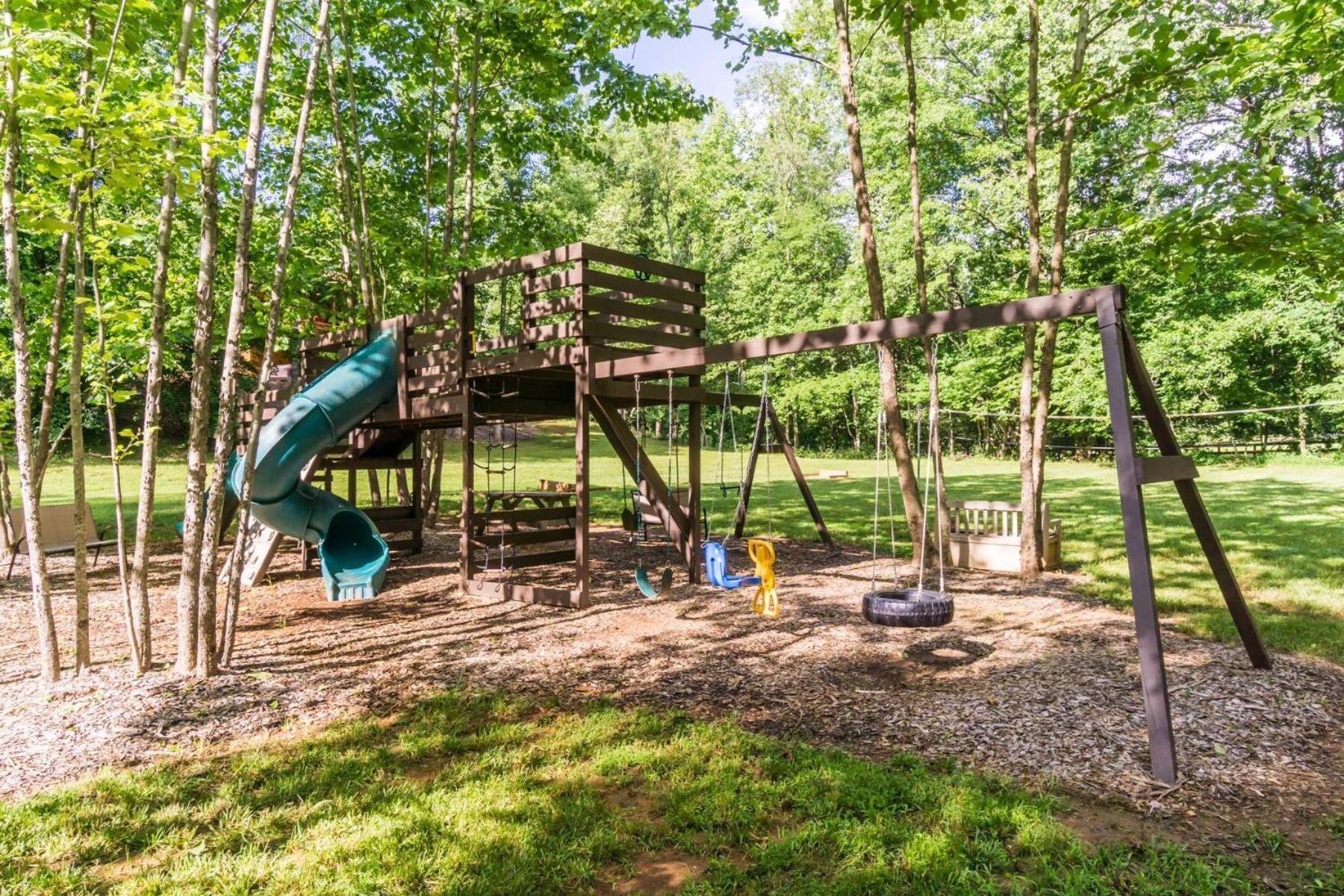 The Big Little Cabin - Hot Tub & Playground Далонега Экстерьер фото