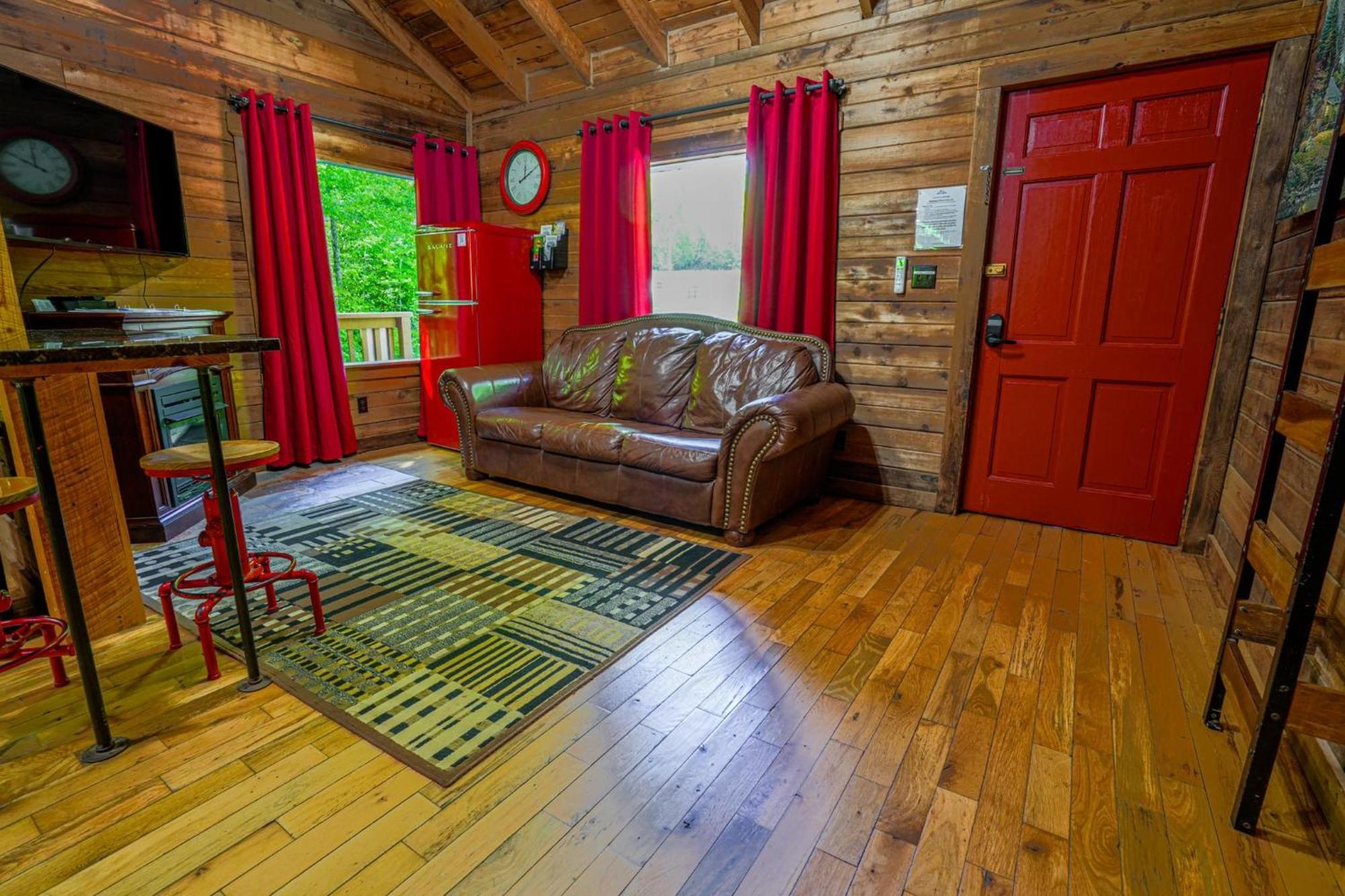 The Big Little Cabin - Hot Tub & Playground Далонега Экстерьер фото