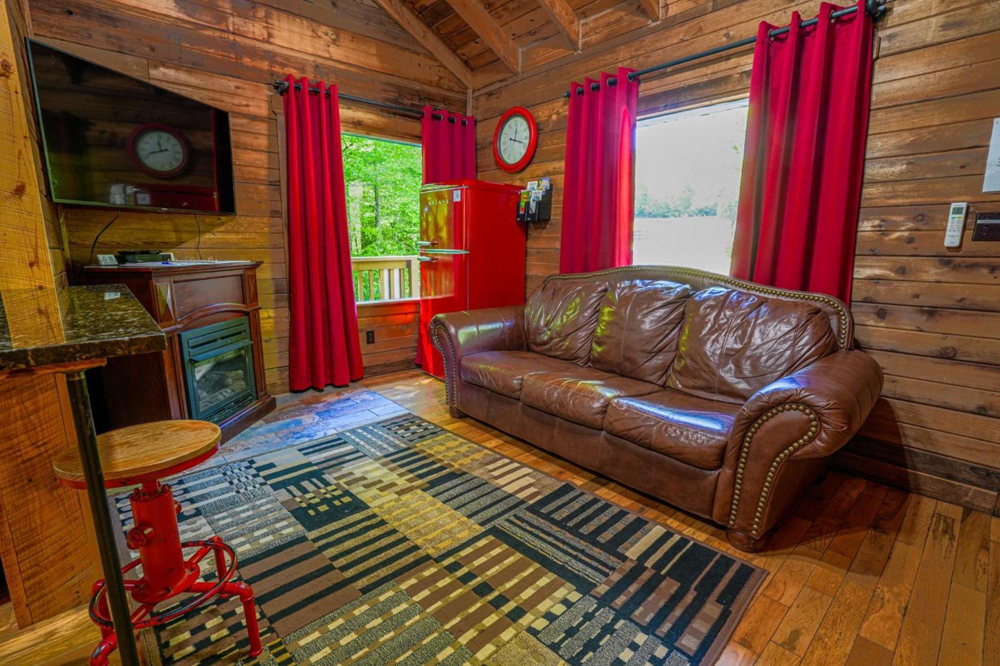 The Big Little Cabin - Hot Tub & Playground Далонега Экстерьер фото