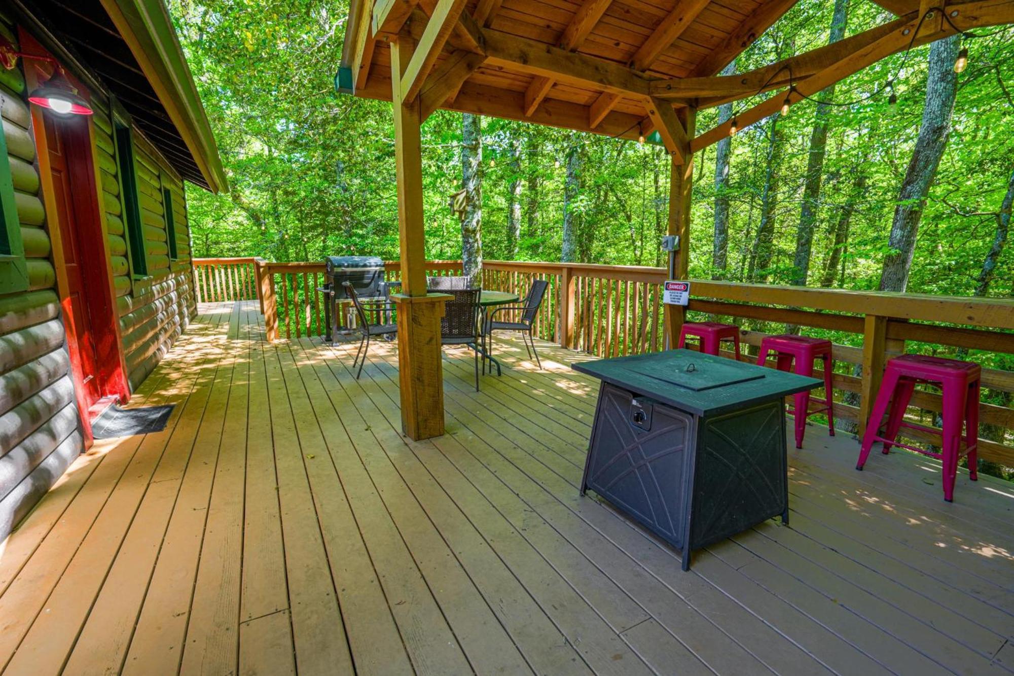 The Big Little Cabin - Hot Tub & Playground Далонега Экстерьер фото